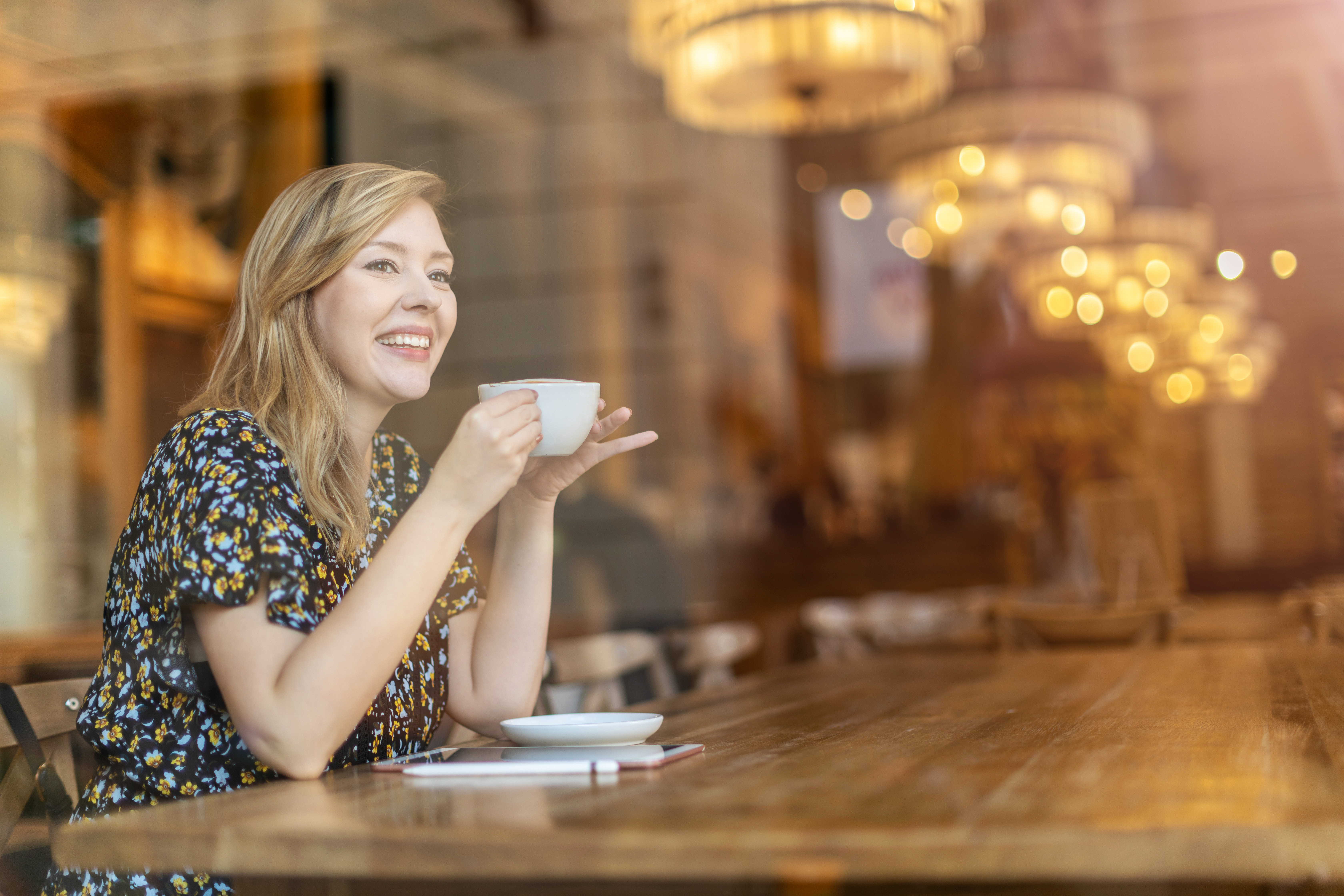 133632080_dame_drikker_kaffe_cafe.jpg